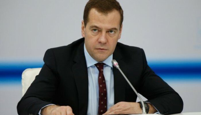 Медведев заявил о "холодной войне"