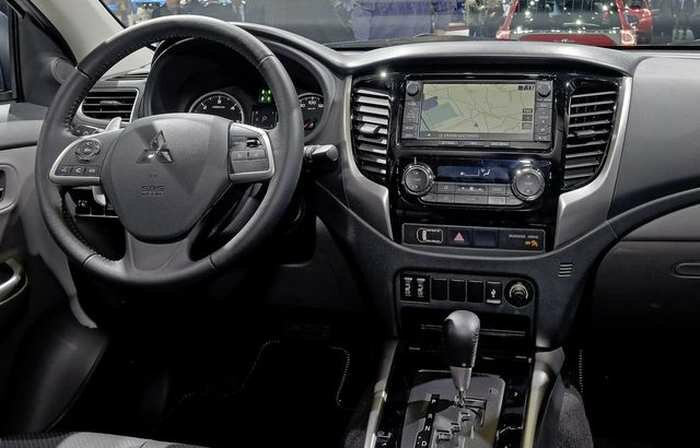 2017-Mitsubishi-L200-interior