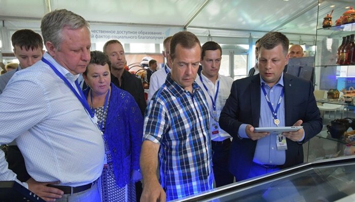 Медведев посетил молодёжный форум