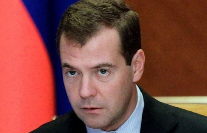 Медведев обсудил зарплаты учителей 
