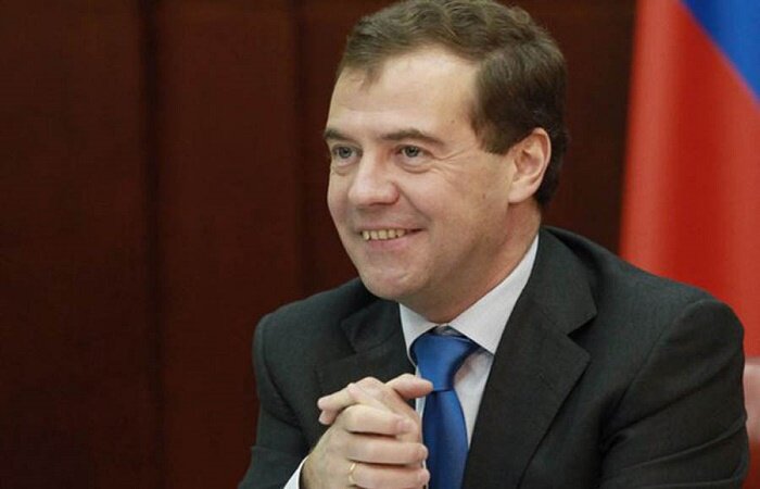 Медведев скорректирует выплаты зарплат учителям