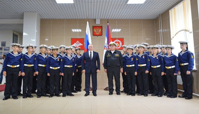 Путин побывал в Нахимовском училище