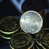 Доходы от нефти и газа упали на треть